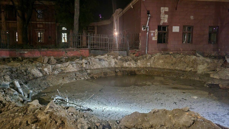 Вирви в центрі Одеси і пожежі на складах: фото наслідків удару