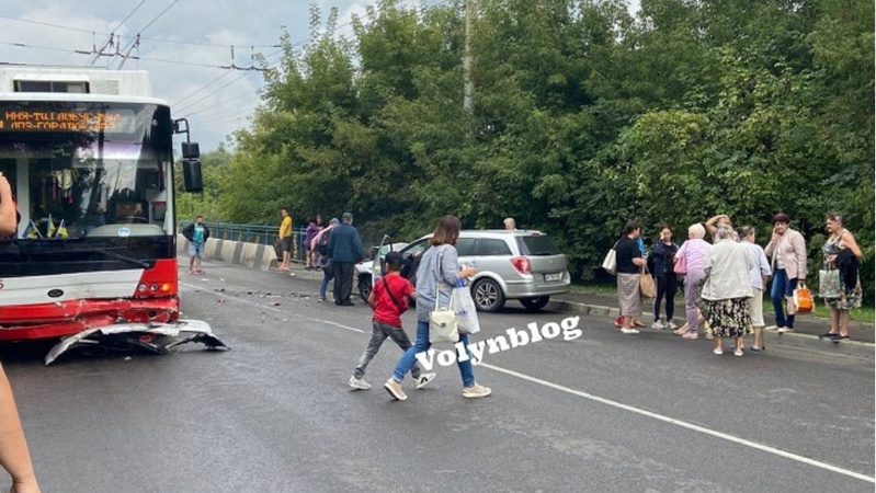 У Луцьку – ДТП: авто зіткнулося з тролейбусом