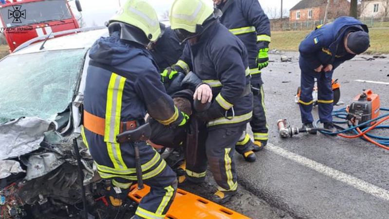 Бійці ДСНС деблокували тіло водія, який загинув під час