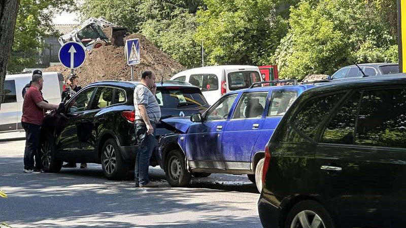 На Глушець легковик «поцілував» кросовера, вулицю скував затор (фото)