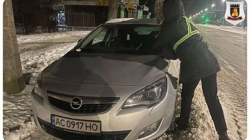 Луцькі муніципали штрафують за припарковані вздовж дороги авто