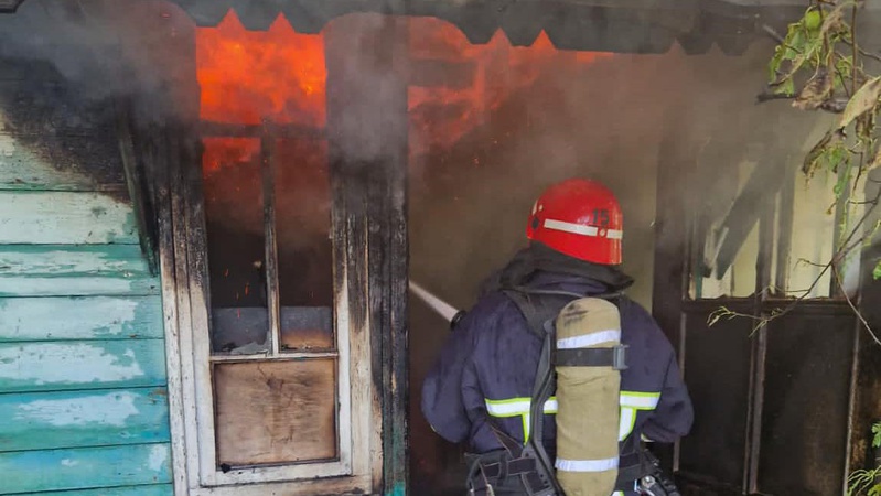 На Волині врятували чоловіка з палаючого будинку