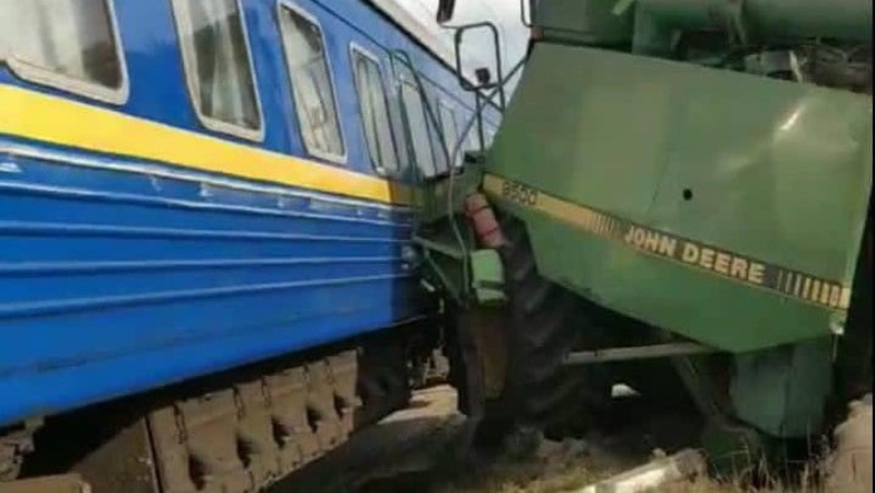 У пасажирський потяг, який прямував через Ковель, в’їхав комбайн. ФОТО