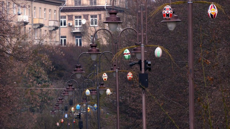 У Луцьку парк культури та відпочинку прикрасили декоративними писанками