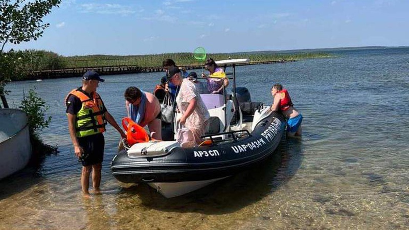Водолази-рятувальники через шторм рятували людей на Світязі