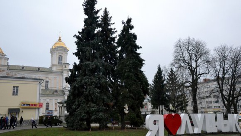 У Луцьку - одна з найдешевших ялинок. Скільки витратили інші міста України?