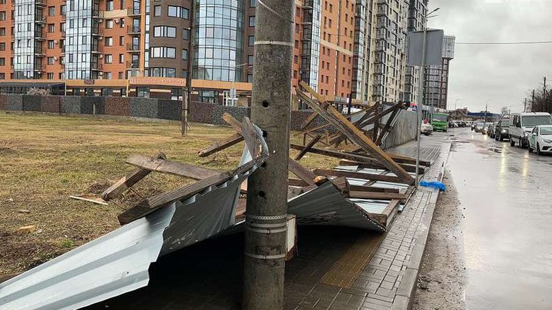 У Луцьку сильний вітер перекинув паркан та загородив дорогу
