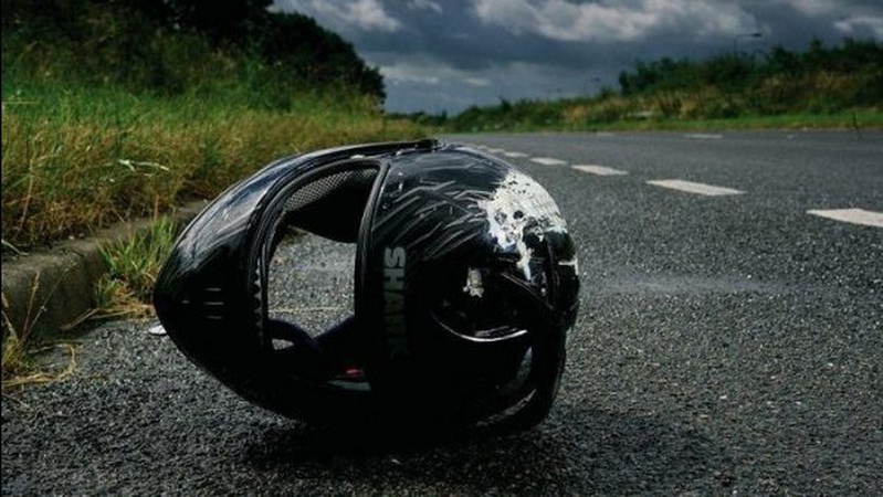 На Волині мотоцикліст врізався в авто поліції: загинув пасажир двоколісного