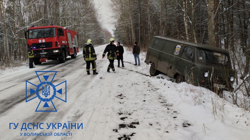 На Волині автівка Укрпошти з’їхала у кювет. ФОТО