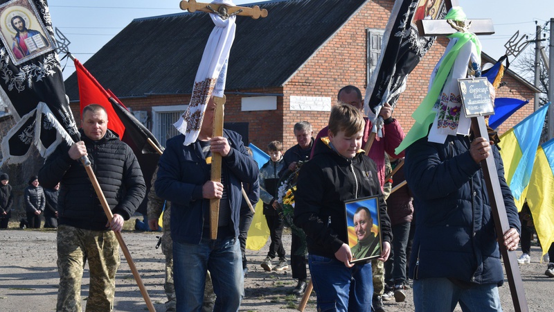 Війна осиротила ще одну дитину: на Волині провели в останню дорогу бійця ЗСУ Олега Терещука