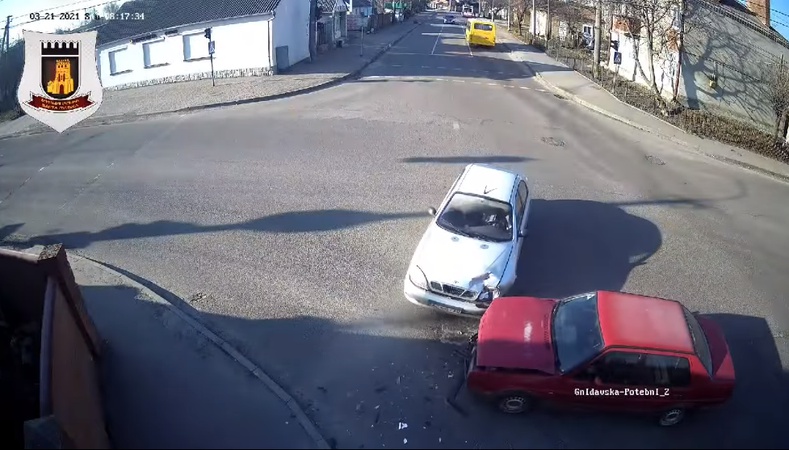 На перехресті у Луцьку зіткнулися два легковики