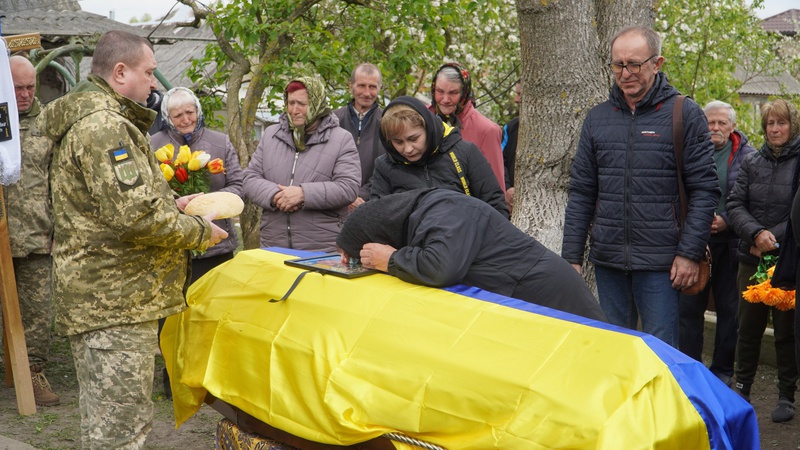 Дорогу додому встелили весняними квітами: «на щиті» повернувся Герой з Волині Ігор Клапіюк