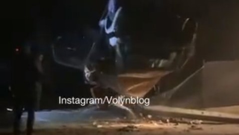 У Камені-Каширському легковик в’їхав у стовп і перекинувся на дах. ВІДЕО