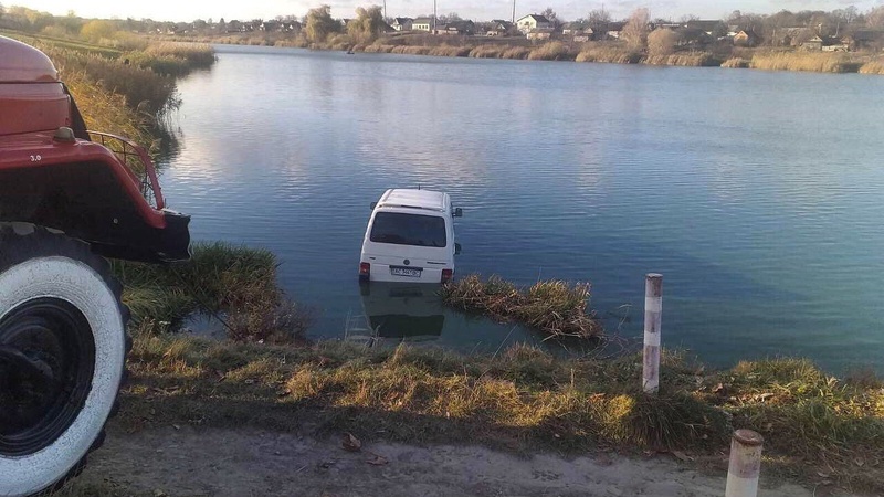 У Нововолинську в озеро злетів бус. ФОТО