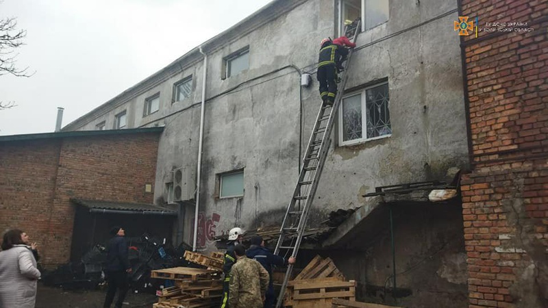 На Волині вогнеборці врятували від задухи під час пожежі 4-х дітей і жінку. ФОТО