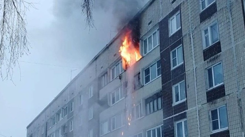 У Луцьку горить квартира, в якій заблокована жінка з двома дітьми, - ЗМІ
