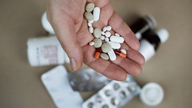 Ковтнула 80 пігулок: неповнолітня волинянка намагалася вчинити самогубство