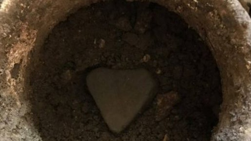 У луцькому підземеллі знайшли старовинний глек. ФОТО