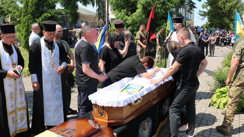 Волиняни провели в останню дорогу загиблого воїна Романа Качура