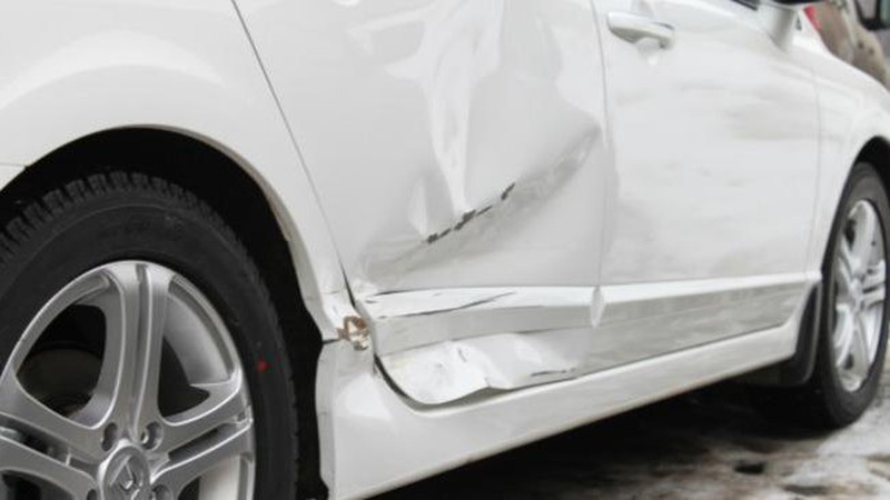 51 тис. штрафу та 10 років без посвідчення: у Луцьку п’яний водій в’їхав у припарковане авто