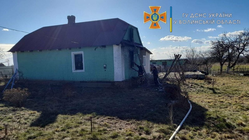 У селі на Волині горіла хата: хвору жінку винесли на руках. ФОТО