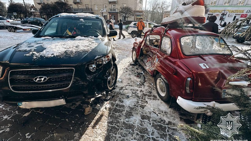 У Луцьку  — ДТП: автомобіль наїхав на припарковане авто
