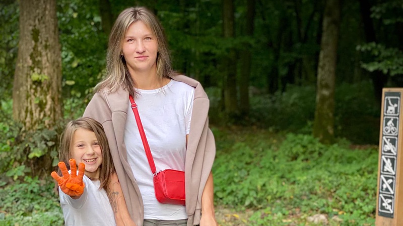 «Як можна засмічувати такі гарні місця»: лучанка з донькою щодня збирають сміття у лісі