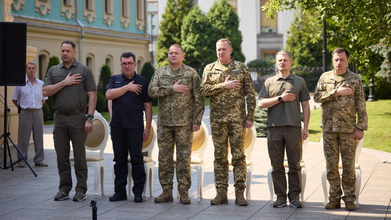 Володимир Зеленський нагородив бійців Повітряних сил орденами «Золота Зірка»