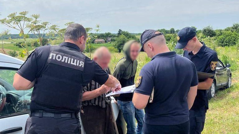 Наводив порядок: у селі на Волині чоловік підпалив сусідню ділянку