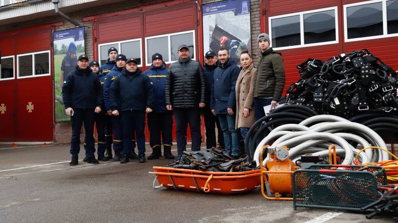 Луцькі рятувальники отримали комплекти бойового одягу від благодійників