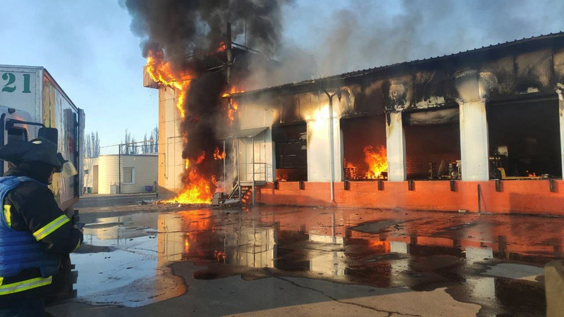 Рятувальники на Луганщині дістають з-під завалів людей та ліквідовують пожежі