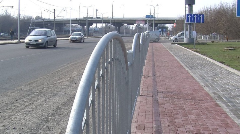 Владу Луцька і поліцію просять забрати паркан, який заважає водіям