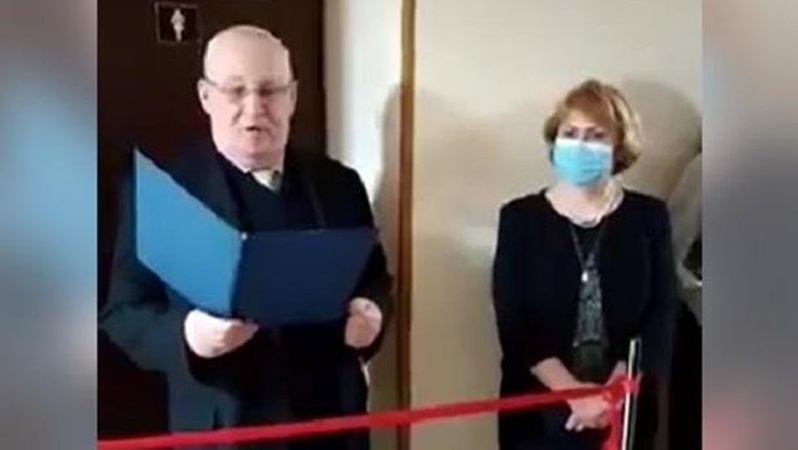 З віршами та червоною стрічкою: в університеті Києва урочисто відкрили туалет