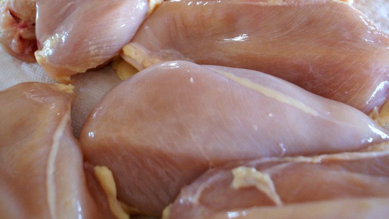 У Луцьк завезли понад півтори тонни курятини із сальмонелою