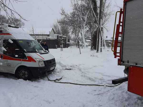 У Луцьку рятувальники вивільняли авто «швидкої» із кучугур снігу