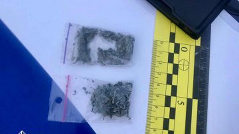 У Луцьку патрульні зупинили чоловіка із наркотиками, гранатою та патроном