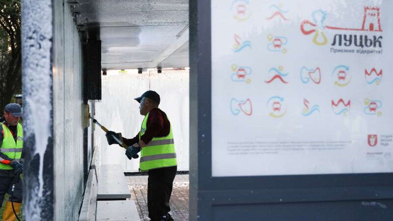 Кожну – півтори години: у Луцьку миють зупинки громадського транспорту.ФОТО