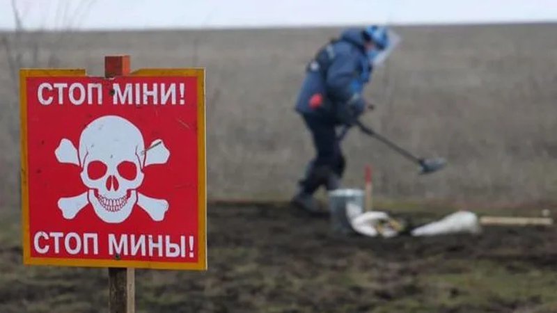 На Херсонщині автомобіль Укрзалізниці підірвався на міні, шестеро постраждалих