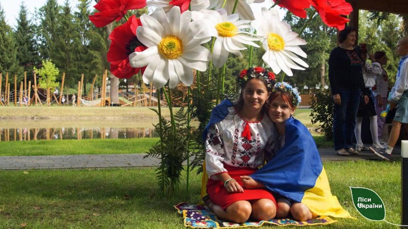 Креативні фотозони, майстер-класи та ярмарок: дітей військових розважали серед лісової краси Волині