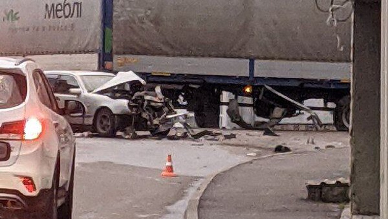 У Горохові легковик врізався у фуру