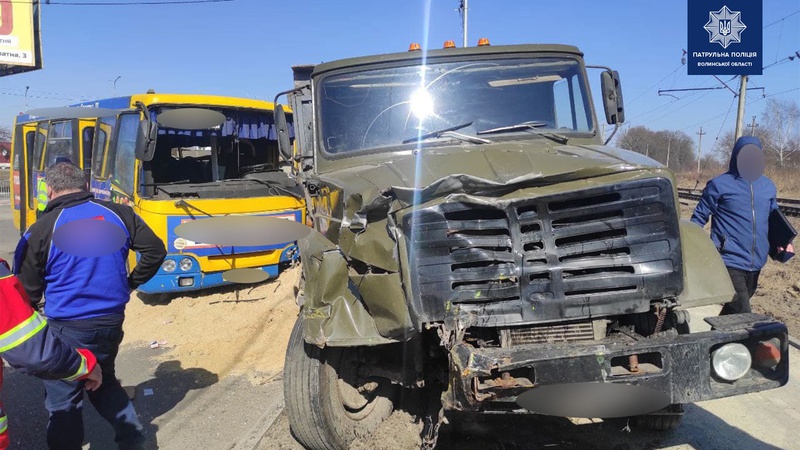 Для пасажира маршрутки, яка зіткнулася з вантажівкою в Луцьку, здавали кров