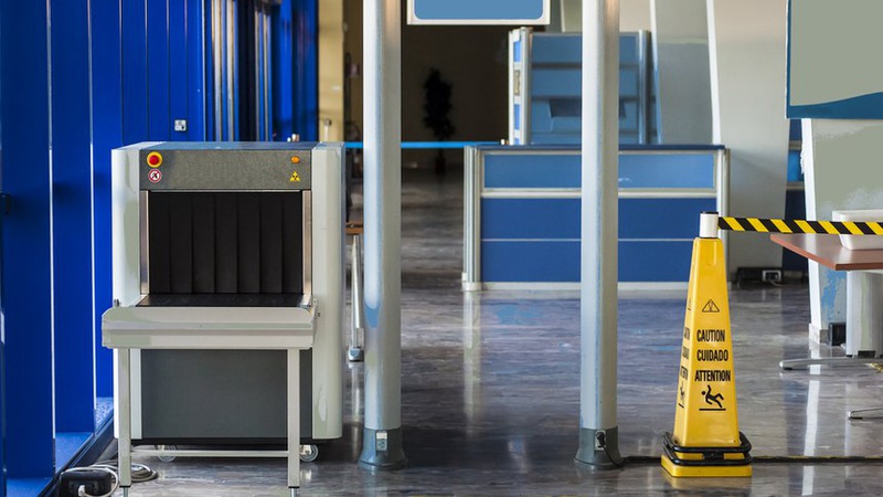 В українських школах встановлять металодетектори, а на вході стоятиме поліція