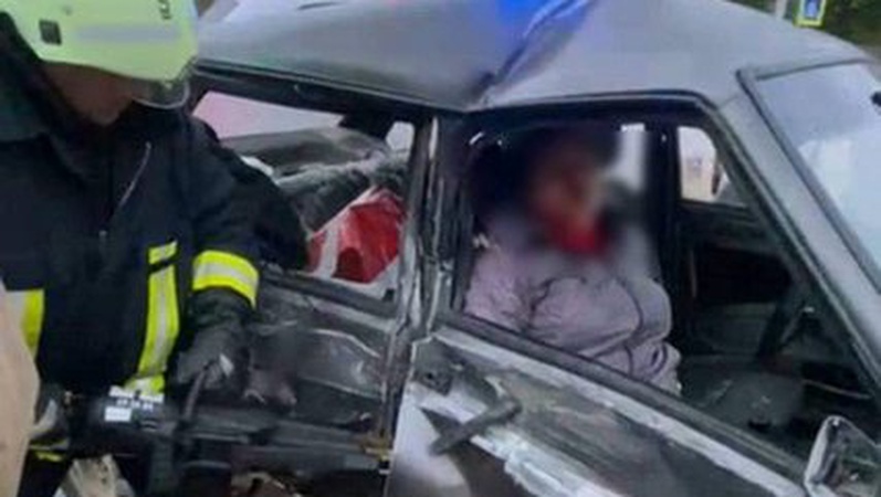 ДТП у Нововолинську: зіткнулися ВАЗ та вантажівка «Мерседес»