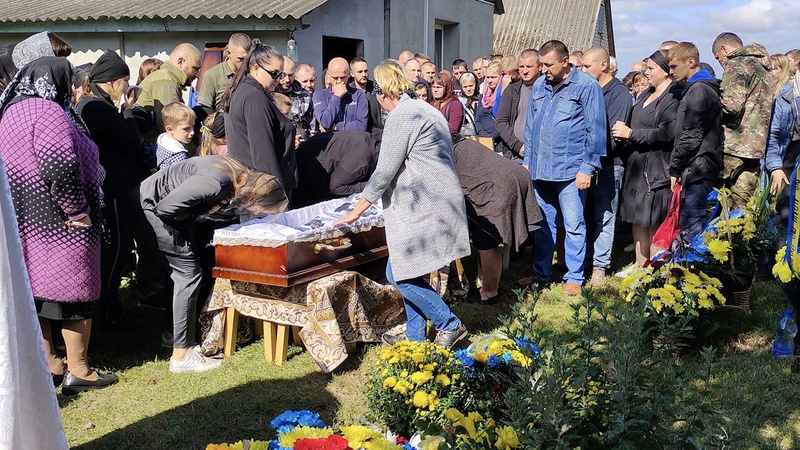 У Рожищі поховали бойового медика Павла Лавренюка