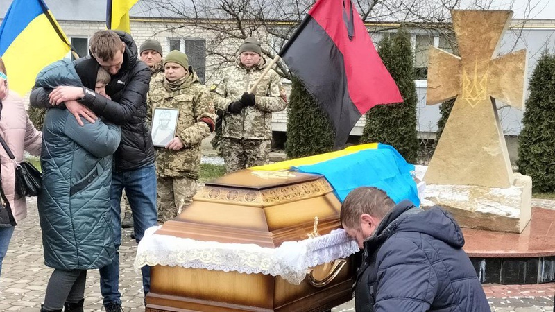 Пішов помститися за друга: у Рожищенській громаді прощалися із загиблим Героєм Володимиром Фірчуком