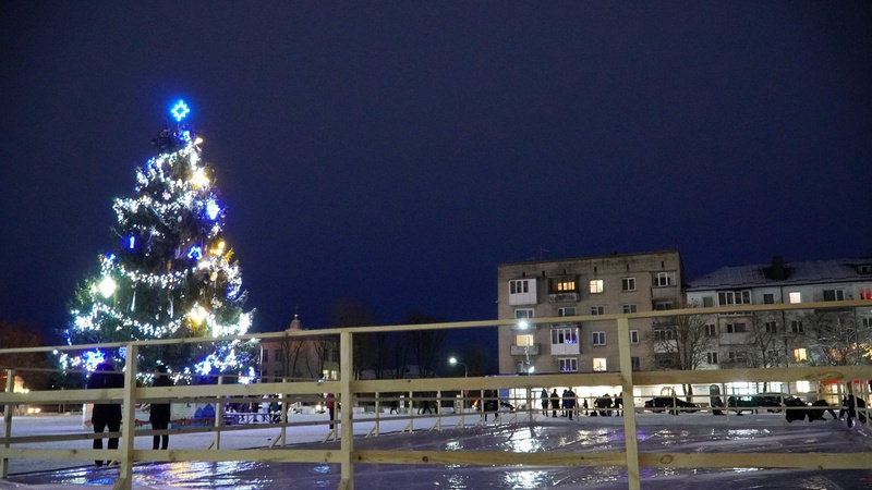 У місті на Волині облаштовують ковзанку. ФОТО