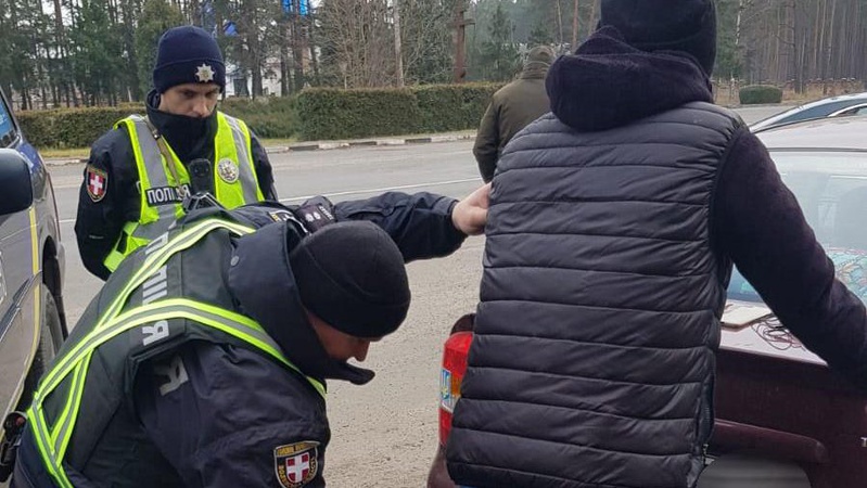 Поблизу Маневич обшукали водія з наркотичними речовинами