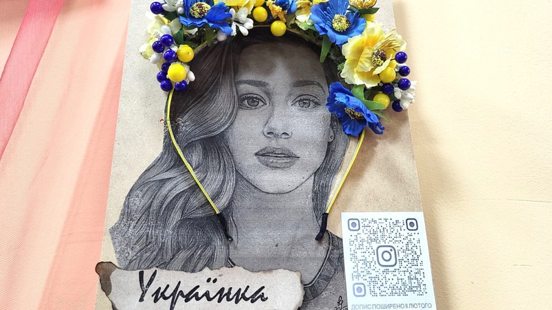 Гарні прикраси на Перемогу: на Волині віночки «перетворюють» на турнікети для бійців ЗСУ