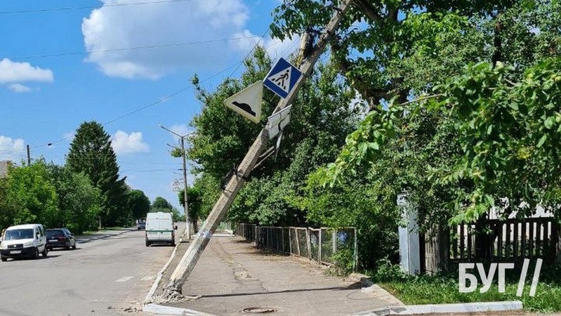 У центрі Іванич стоїть похилена електроопора, яку збила вантажівка