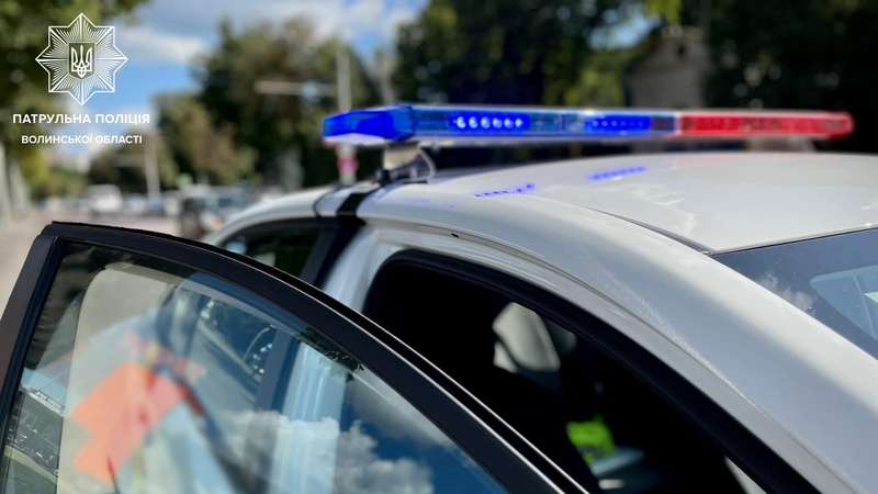 У Луцьку п’яний водій мотоцикла, тікаючи від патрульних, зіткнувся з бордюром та впав